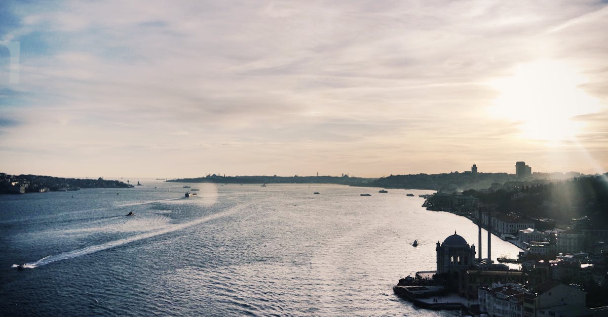 découvrez istanbul, la ville fascinante où l'orient rencontre l'occident. explorez ses riches histoires, ses monuments emblématiques comme la mosquée bleue et sainte-sophie, et savourez sa délicieuse cuisine. une destination incontournable pour les amateurs de culture et d'aventure.