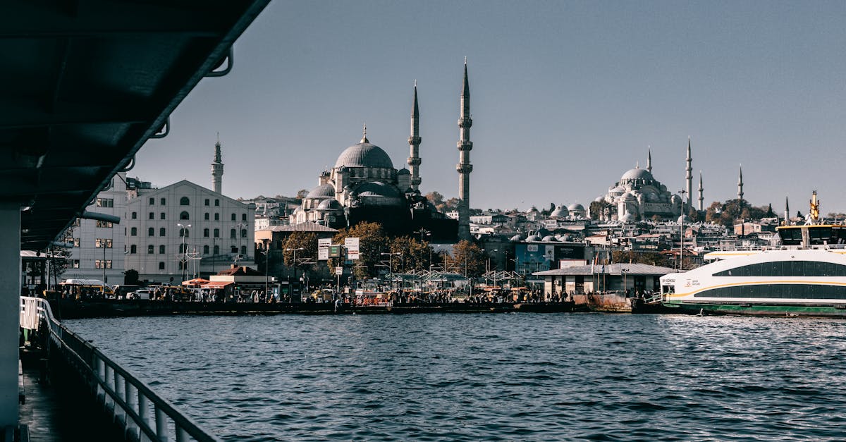 découvrez istanbul, la magnifique ville qui relie l'orient et l'occident. explorez ses trésors historiques, ses marchés animés et ses délicieuses spécialités culinaires. istanbul vous invite à une expérience culturelle inoubliable.