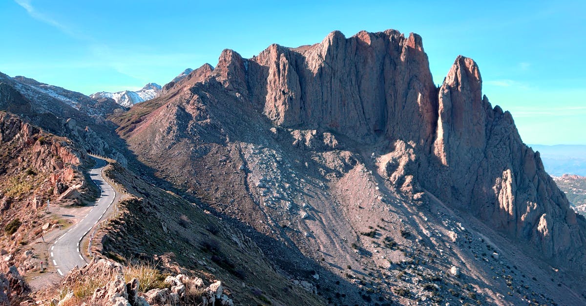 découvrez la kabylie, une région montagneuse d'algérie riche en culture, en traditions et en paysages à couper le souffle. explorez ses villages authentiques, sa gastronomie savoureuse et son artisanat unique, tout en plongeant dans l'héritage berbère qui fait la fierté de ses habitants.