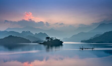 découvrez la sérénité des lacs, entre paysages enchanteurs et activités aquatiques. plongée, randonnée ou pique-nique, un lieu propice à l’évasion et à la détente.