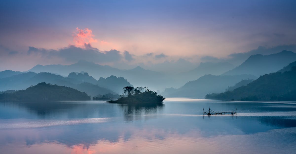 découvrez la sérénité des lacs, entre paysages enchanteurs et activités aquatiques. plongée, randonnée ou pique-nique, un lieu propice à l’évasion et à la détente.