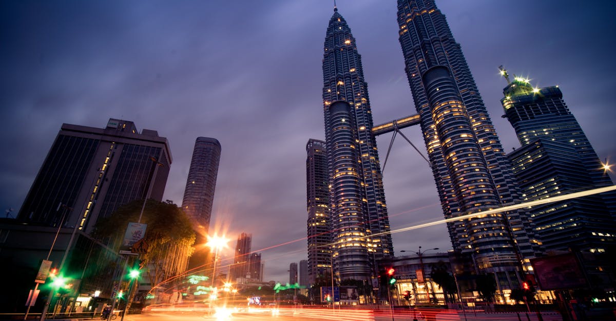 découvrez la malaisie, un pays d’asie du sud-est réputé pour ses plages paradisiaques, sa cuisine savoureuse, ses parcs nationaux, sa diversité culturelle et ses villes dynamiques comme kuala lumpur. idéal pour un voyage inoubliable !