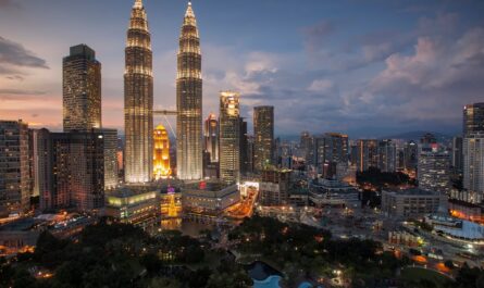 découvrez la malaisie : un pays d’asie du sud-est aux paysages époustouflants, une cuisine exotique, une culture fascinante et des villes dynamiques comme kuala lumpur. préparez votre voyage en explorant ses plages, jungles et sites incontournables.