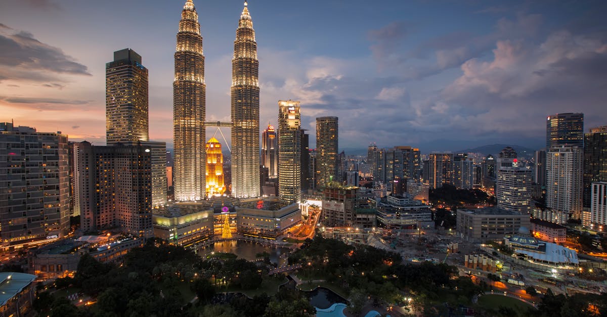 découvrez la malaisie : un pays d’asie du sud-est aux paysages époustouflants, une cuisine exotique, une culture fascinante et des villes dynamiques comme kuala lumpur. préparez votre voyage en explorant ses plages, jungles et sites incontournables.