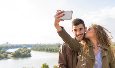 découvrez le tourisme mémoriel, une expérience immersive qui vous plonge dans l'histoire et la culture des lieux emblématiques. explorez des sites chargés de mémoire et de significations, tout en développant une connexion profonde avec le passé.