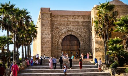 découvrez le maroc, un pays aux paysages époustouflants, riche en histoire et en culture. explorez les souks animés de marrakech, les dunes dorées du sahara et les montagnes de l'atlas. plongez dans une aventure unique alliant traditions séculaires et modernité.