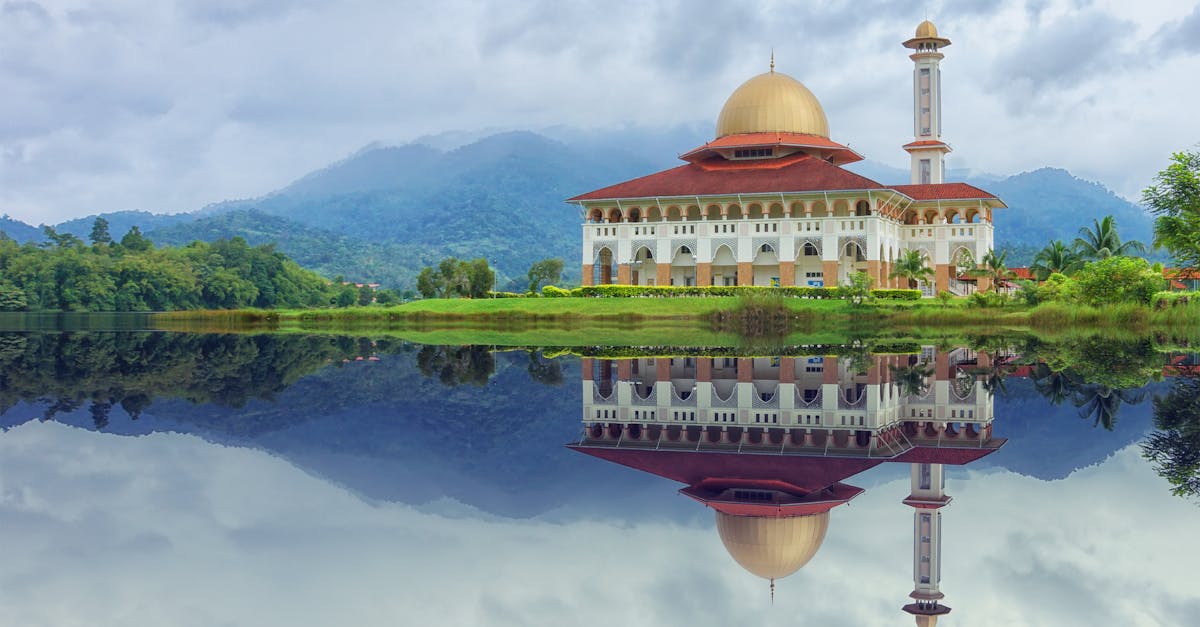 découvrez l'histoire, l'architecture et la signification des mosquées, lieux de culte emblématiques de l'islam à travers le monde. explorez leur rôle spirituel et culturel.