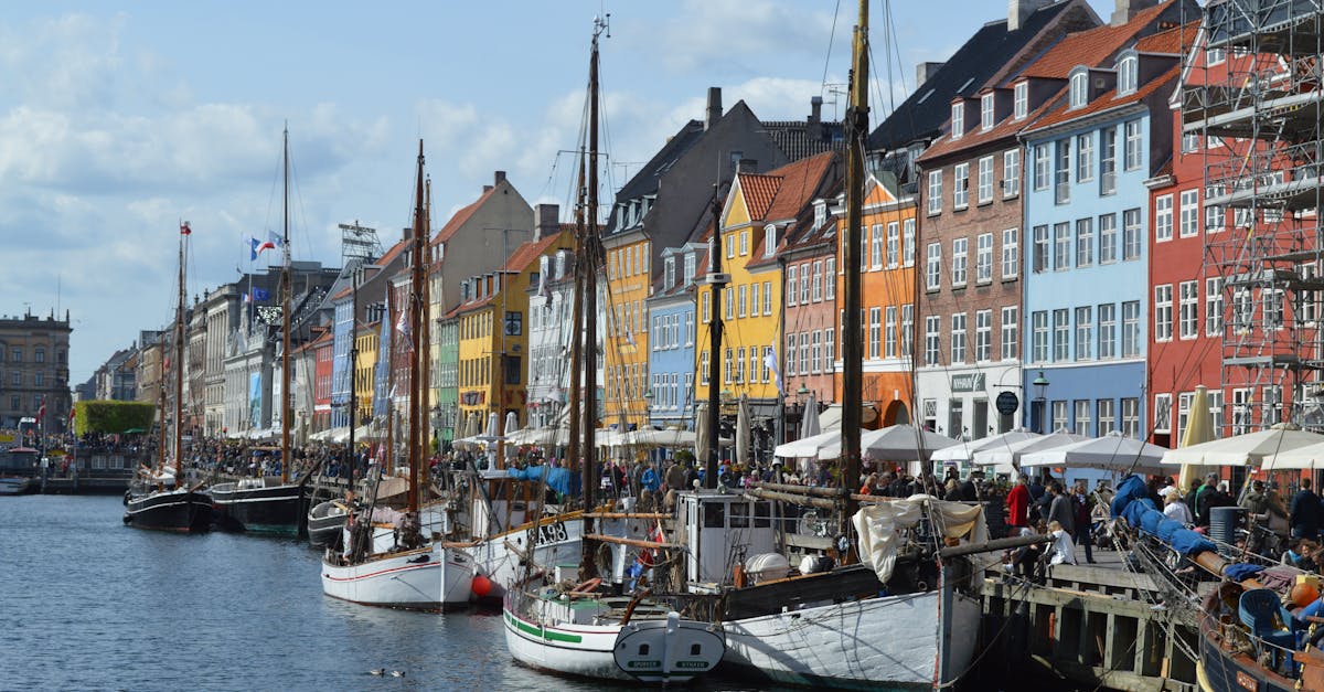 découvrez la scandinavie : une région fascinante au nord de l'europe, réputée pour ses paysages naturels spectaculaires, ses cultures nordiques riches et son art de vivre unique. partez à l’aventure entre fjords, forêts et villes modernes.