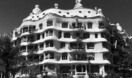 découvrez les attractions incontournables de sétif : des sites historiques fascinants, des paysages pittoresques et une culture riche qui vous plongeront au cœur de l'algérie. profitez de votre visite pour explorer les trésors cachés de cette ville dynamique.