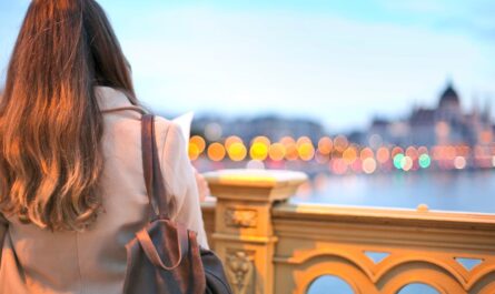 découvrez tous les conseils et astuces pour voyager en solo en toute sécurité et profiter pleinement de l’aventure, que vous soyez débutant ou habitué des voyages en solitaire.